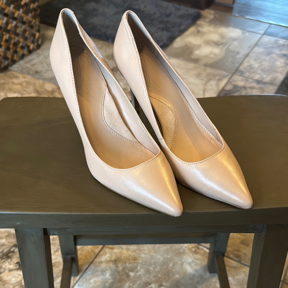 Banana Republic Cream Heels Classic Pointed-Toe